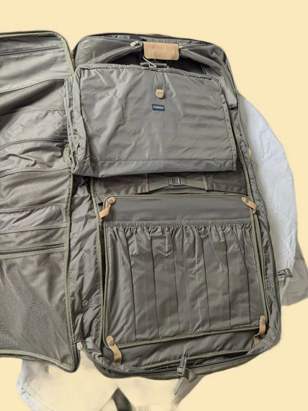 Briggs & Riley Baseline Nylon Garment Carrier w shoulder strap & combo lock